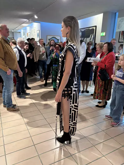 Salon-Modenschau mit Modellen der Textil-Künstlerin Christa Franz | Foto: MeinBezirk/Susanne Veronik