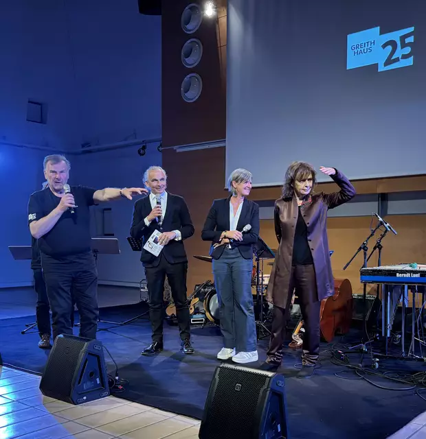 Der ehemalige Bürgermeister Karl König (l.) berichtet anschaulich von den Anfängen für das Greith-Haus vor 25 Jahren, hier mit Moderator Gernot Rath, Astrid Holler und Architektin Karla Kowalski. | Foto: MeinBezirk/Susanne Veronik