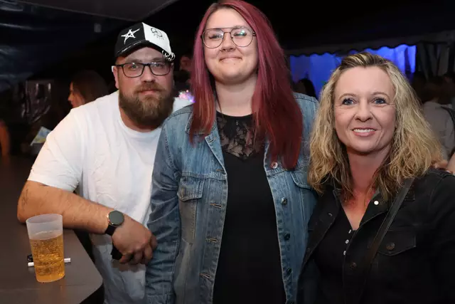 Sebastian, Sarah und Daniela genossen den Abend in vollen Zügen. | Foto: Markus Bäumler/zema-medien.de