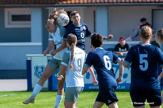 Lisa Stocker (in Dunkelblau) im Kopfballduell – sie steuerte vier Treffer zum 6:0-Sieg bei. | Foto: Thomas Navratil