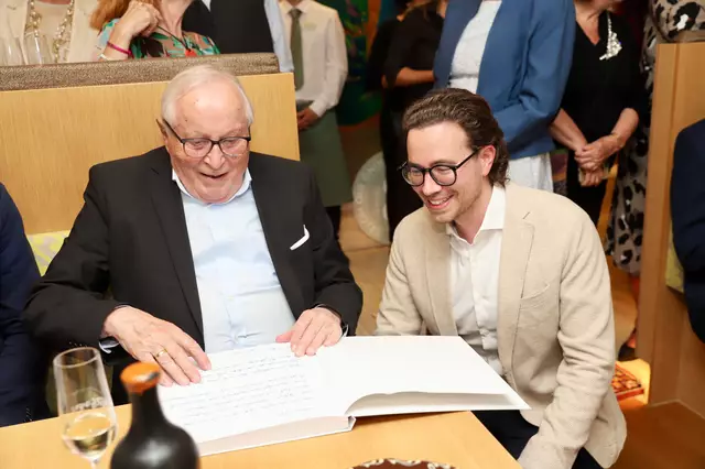 Roman Wilfinger sen. blätterte gemeinsam mit Enkelsohn und Hotelchef Roman Wilfinger III. in Erinnerungen. | Foto: Alfred Mayer