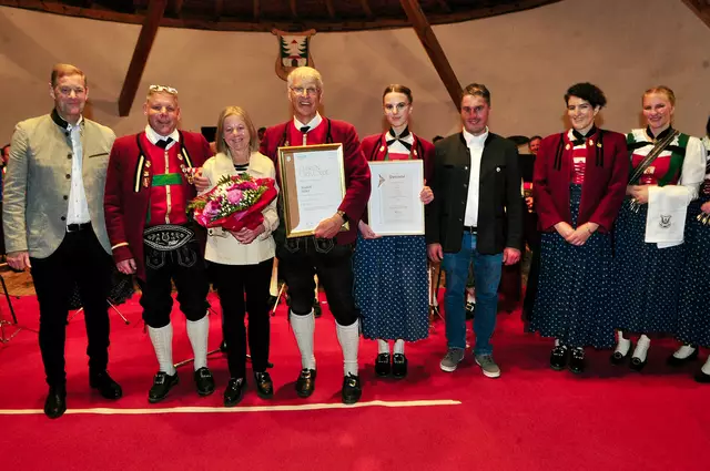 V.l.n.r.: Bgm. Hansjörg Peer, Kpm. Christian Siller, Waltraud und Rudolf Siller, Sarah Gössler (Ehrung für Leistungsabzeichen in Bronze), Gebhard Muigg, Obfrau Claudia Baumholzer und Marketenderin. | Foto: Hassl
