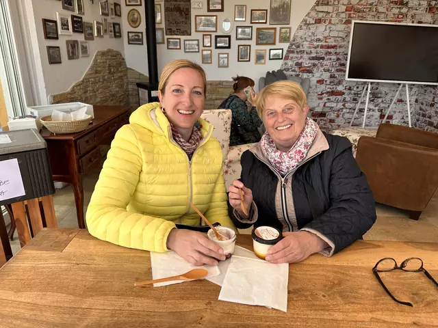 Nicole Hotwagner und Roswitha Schaffner genießen die Joghurt Kostproben von Familie Amtmann aus Oberschützen  | Foto: Lisa Stöckl 