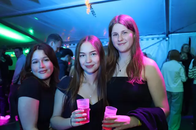 Johanna, Sophie und Konstanze trinken auf einen Super Abend. | Foto: Markus Bäumler/zema-medien.de