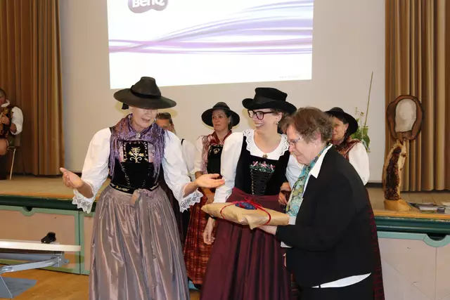 Die Trachtenschneiderinnen überreichten Schwester Agnes einen selbstgeschneiderten Rock.  | Foto: Elisabeth Zangerl