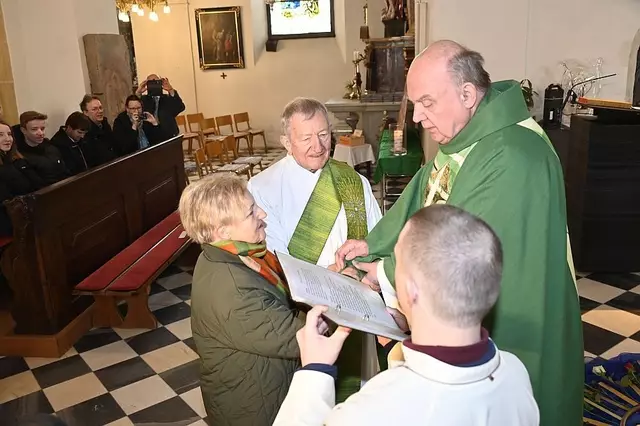 Pfarrer Anton Rindler beim Ehesegen | Foto: Privat