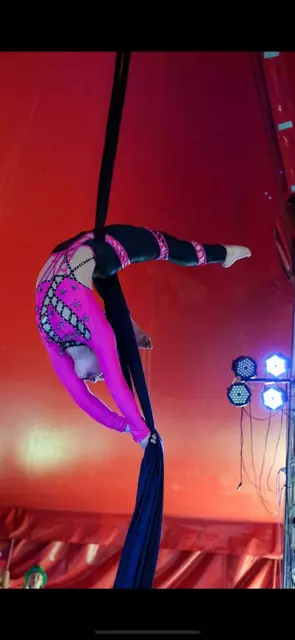 Jana Schriebl wird eine Tuchakrobatik vorführen. | Foto: Circus Minelly