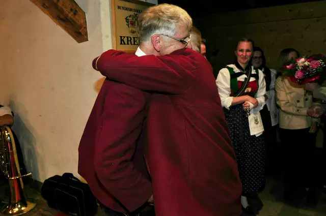 Wie der Vater, so der Sohn: Kapellmeister Christian Siller mit einer herzlichen Gratulation für den Geehrten. | Foto: Hassl