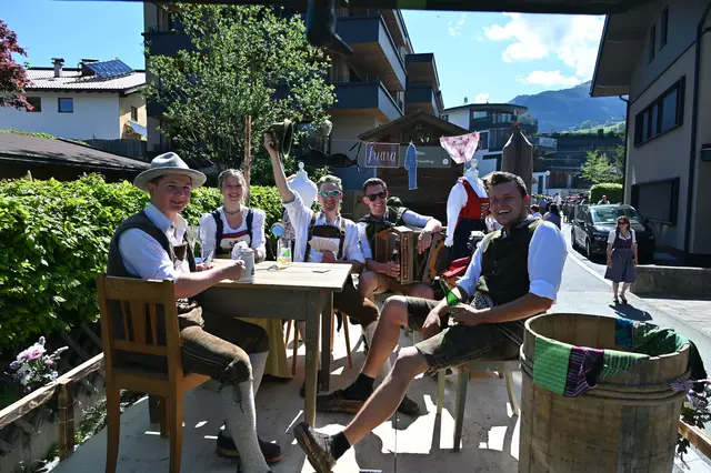 Gemütlich sitzen konnten die Brixener, die sich zum Thema "Tracht und Festtagsbekleidung" eine Nähstube gebaut hatten. 