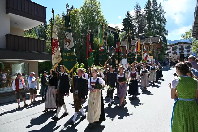 Die Fahnenabordnungen der 21 Ortsgruppen. 