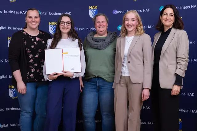 Recht und Verantwortung: HAK-Schülerinnen beleuchten Arbeit der Jugendhilfe. Vlnr: Daniela Wakonig, Clarissa Berisha, Angelika Seebacher, Hanna Bünker, Marion Koch-Hipp | Foto: HAK Spittal/Drau