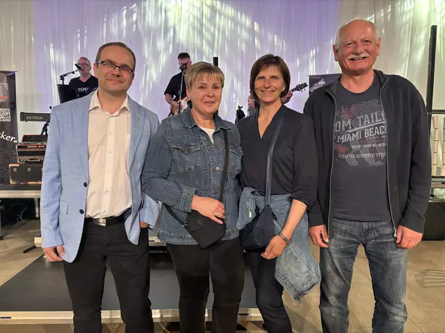 Seit rund 30 Jahren Teil der Vossen-Familie sind die Mitarbeiter Hans Ofenbacher, Michaela Klöckl, Elisabeth Körbler, Hans Fuchs.  | Foto: Elisabeth Kloiber