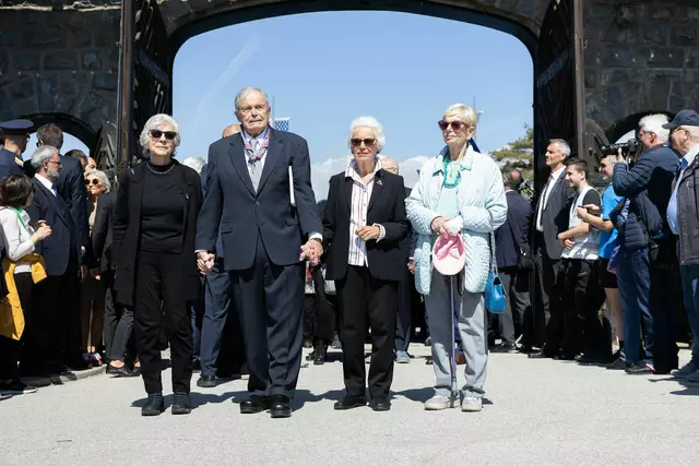 Hana Berger-Moran, Mark Olsky und Eva Clarke mit der Zeitzeugin Katja Sturm-Schnabl (v.l.) bei der Gedenkfeier in Mauthausen.  | Foto: Alissar Najjar