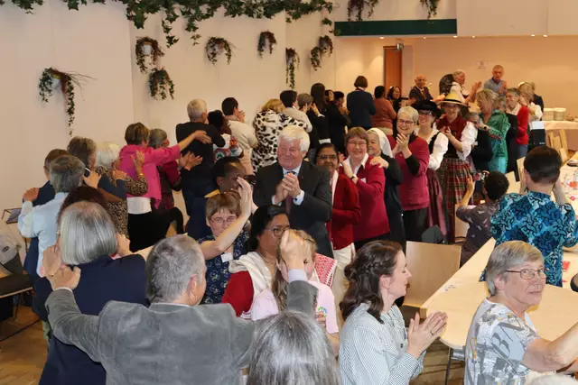 Abschließend wurde noch ein wenig gefeiert.  | Foto: Elisabeth Zangerl
