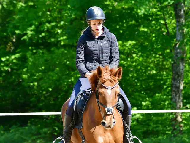 Simone liebt den Pferdesport