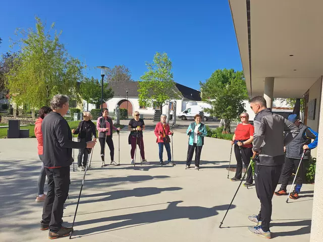 Die Walking-Gruppe trifft sich jeden Montagvormittag vor dem Dorfzentrum – offen für alle, die sich gerne aktiv und in Gesellschaft bewegen möchten. | Foto: Gemeinde Raiding