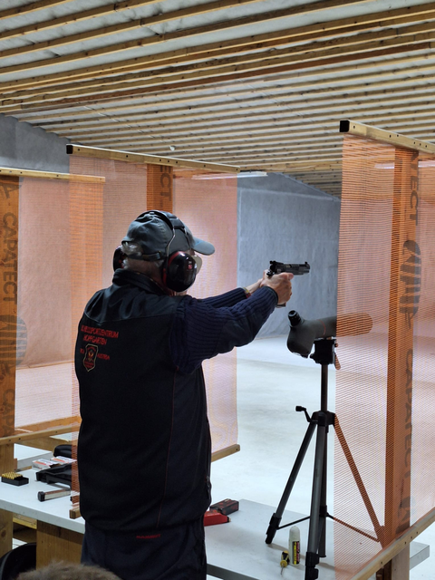 Adam Lennert (SG Hopfgarten) schoss sich in Runde zwei des Tirol Cup für Großkaliber auf Platz eins in der Seniorenklasse 4 | Foto: Siegmund Auer