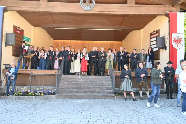 Die Ehrengäste-Tribüne war gut besucht. Unter anderem waren dabei LA Claudia Hagsteiner, Abg. zum Nationalrat Ing. Josef Hechenberger, WKO Bezirksobmann Peter Seiwald und Bürgermeister Helmut Berger.