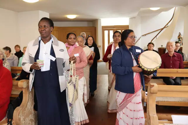 Zur Feier vereinte sich die Weltkirche in Steeg, darunter Schwestern aus Asien (Pakistan, Indien, Philippinen), aus Südamerika oder Afrika (Kenia, Malawi, …), aus den Niederlanden, Deutschland und weiteren Ländern.  | Foto: Elisabeth Zangerl
