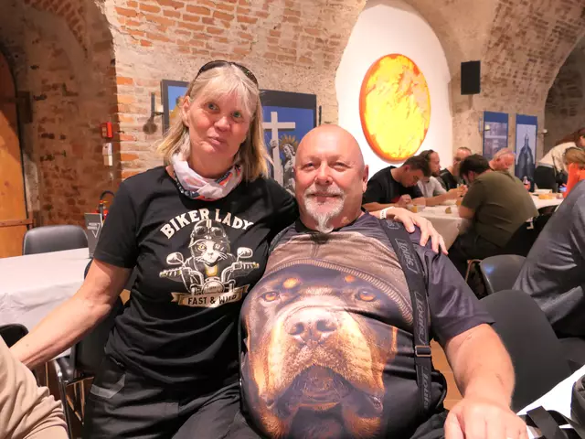 'Biker Lady' Karin Reiss und 'Rotweiler' Thomas Lui haben Spaß beim Benefiz Bikertreffen | Foto: Gerlinde Siebenhandl