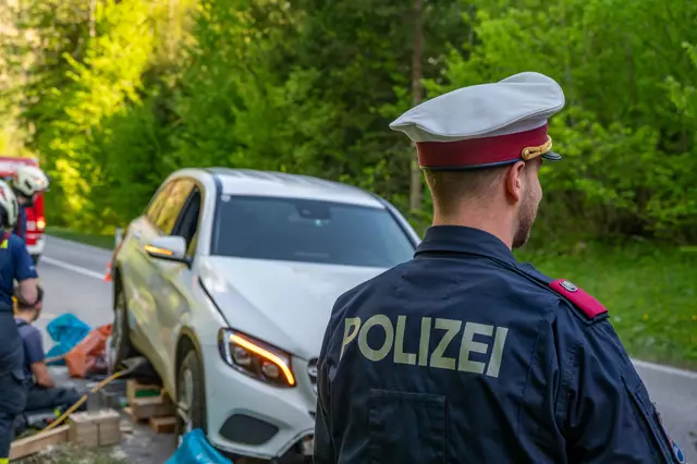 Die Polizei hat die Ermittlungen zur Unfallursache und zur Identität des Lenkers aufgenommen.  | Foto: Team Fotokerschi.at