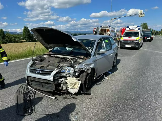 Der Wagen erlitt schwere Schäden. | Foto: Freiwillige Feuerwehr Zell-Gurnitz