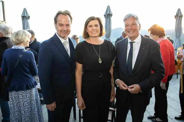 Festspielintendant Arno Steinwider, Andrea Riedl und Landeshauptmann Peter Kaiser. | Foto: LPD Kärnten/Gleiss