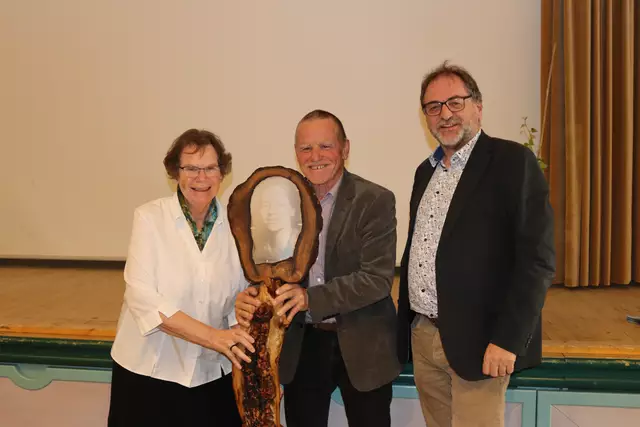 Agnes Lanfermann, die als Missionsärztliche Schwester für das Bistum Limburg tätig ist, Künstler Hans Schörkhuber mit Reinhard Heiserer (Obmann Verein Freunde Anna Dengel).  | Foto: Elisabeth Zangerl