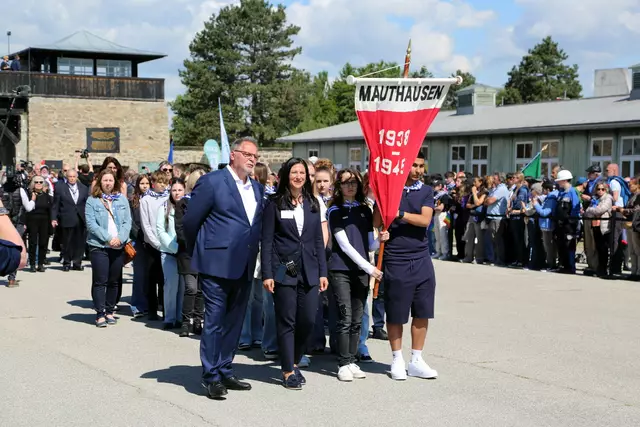 Traditionell eröffneten Schüler der MS Mauthausen, hier mit Willy Mernyi, den Einzug der Delegationen. | Foto: Eckhart Herbe