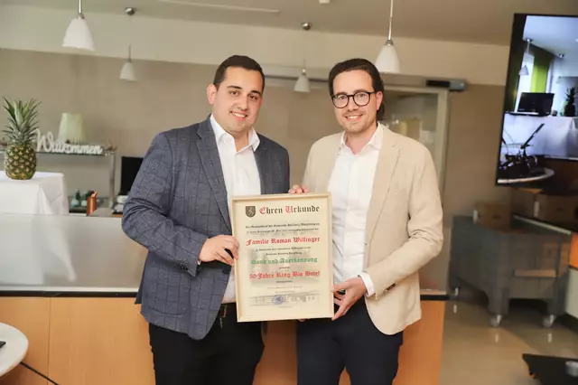 Bgm. Andreas Schneider gratulierte Roman Wilfinger III. mit einer Ehrenurkunde. | Foto: Alfred Mayer