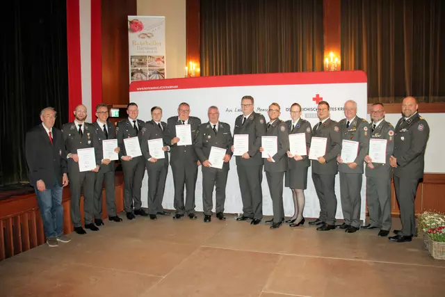 Die Mitglieder des Bezirksrettungskommandos, welche zu Stabsoffizieren ernannt wurden. | Foto: Rotes Kreuz/Hausegger