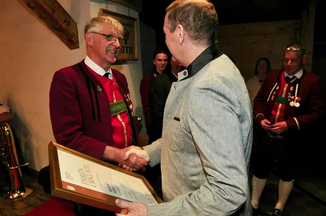 Ehrenobmann, Top-Musikant, Entertainer u..v.a.m.: Rudolf Siller wurde geehrt und Bgm. Hansjörg Peer gratulierte herzlich. | Foto: Hassl