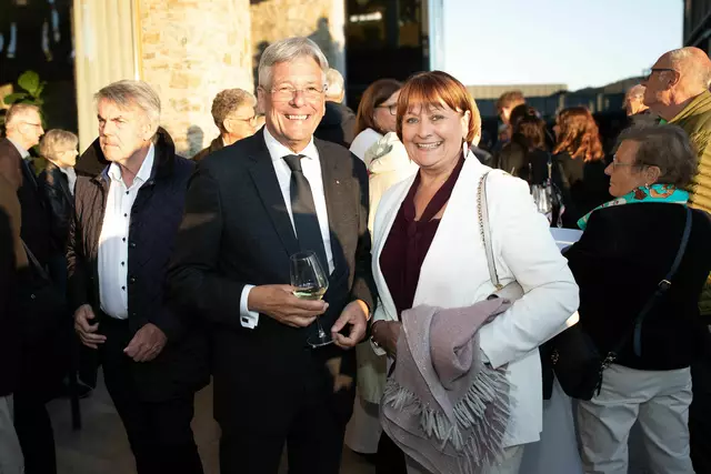 Peter Kaiser mit Herta Stockbauer bei der Eröffnung der Taggenbrunner Festspiele. | Foto: LPD Kärnten/Gleiss