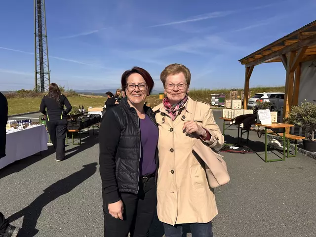 Tankstellenchefin Tanja Stöckl mit Helga Roth | Foto: Lisa Stöckl