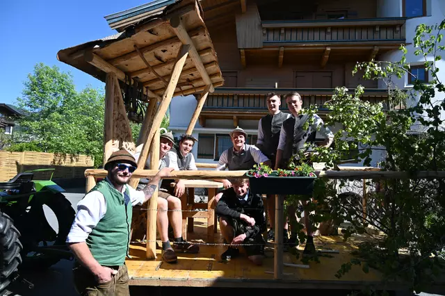 Vor dem Umzug hatten die Ortsgruppen noch Zeit für ein Foto. Hier die Ortsgruppe der Kelchsau. Sie hatten sich das Thema "Almen und Almpflege" überlegt. 