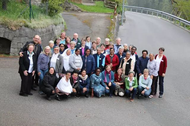 Die Missionsärztlichen Schwestern sind aus aller Welt zur Jubiläumsfeier nach Steeg gekommen, mit im Bild ist Bischof Hermann Glettler.  | Foto: Thekla Schönfeld