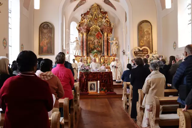 Zelebriert wurde die Heilige Messe unter anderem von Pfarrer Dr. Otto Walch und Dekan Franz Neuner.  | Foto: Elisabeth Zangerl