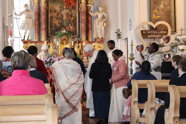 Zur Feier vereinte sich die Weltkirche in Steeg, darunter Schwestern aus Asien (Pakistan, Indien, Philippinen), aus Südamerika oder Afrika (Kenia, Malawi, …), aus den Niederlanden, Deutschland und weiteren Ländern.  | Foto: Elisabeth Zangerl