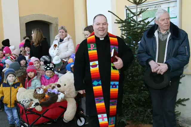 Pfarrer Markus Lehr bei der Haustiersegnung in St. Ulrich im Greith | Foto: Josef Fürbass