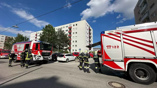 Mehrere Bewohner eines Mehrparteihauses in St. Pölten meldeten Rauchgeruch. Die Feuerwehr evakuierte das Gebäude und suchte intensiv nach dem Brandherd. Es konnte jedoch keiner gefunden werden. | Foto: DOKU-NÖ