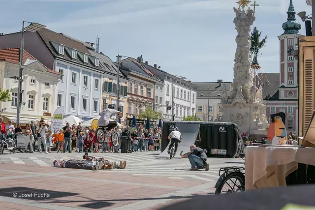 BMX-Legende Senad Grosic und sein Team machten waghalsige Stunts am Rathausplatz | Foto: Josef Fuchs
