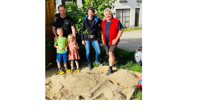 Gerhard Redtenbacher (re.) und Brigitta Eules brachten Spielsand für Familie Strutzenberger. | Foto: Brigitta Eules