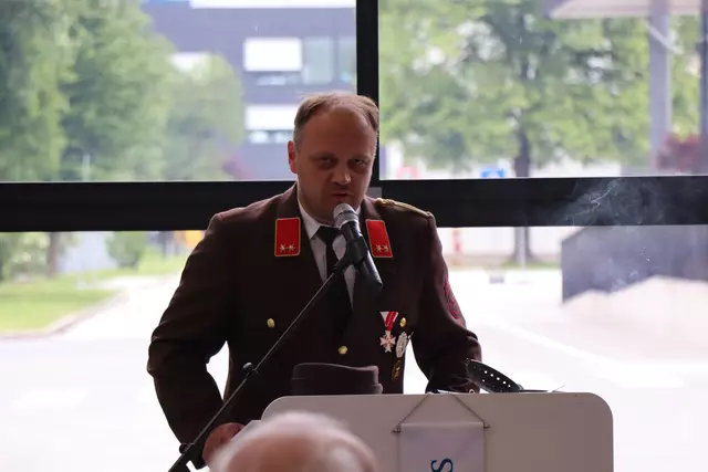 Kommandant der Betriebsfeuerwehr Novartis Schaftenau, Herbert Mayrhofer, bei seiner Begrüßungsrede.  | Foto: Nimpf