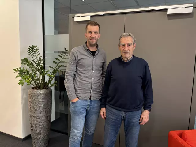 Michael Großegger und Raimund Rainer von der Villacher Bauerngman im spannenden Gespräch über vergangene Zeiten. | Foto: MeinBezirk.at