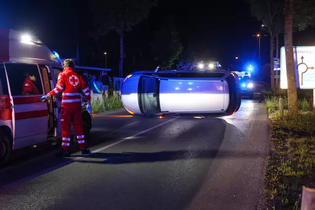 In Wels-Lichtenegg verlor ein Lenker die Kontrolle über seinen Ford-Galaxy, schoss über den Kreisverkehr der Noitzmühlstraße und blieb mit dem Pkw auf der Seite liegen. | Foto: laumat.at