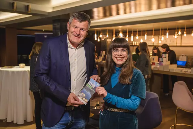 Der Gastgeber und die Moderatorin: Martin Tschoner (GF Achensee Tourismus) mit Theodora Bauer (Autorin, die seit einigen Jahren durch das Festival führt).