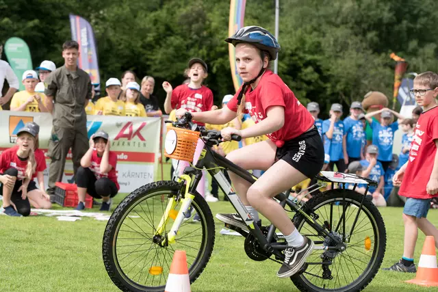 Beim Radfahrbewerb der Kärntner Landesversicherung kommt es auf Geschick und Sicherheit an. | Foto: Kinder-Sicherheitsolympiade (KSO)