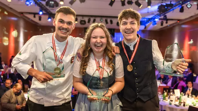 Die drei neuen Staatsmeister (v. l.): Josef Leitner vom Hotel Berghof in St. Johann (Küche), Malena Mayer von Apart4you in der Steiermark (Hotel- und Gastgewerbeassistenz) und Anton Santner vom Hotel Königgut in Wals (Restaurantservice). | Foto: WKO/Thomas Pircher/bild[ART]isten