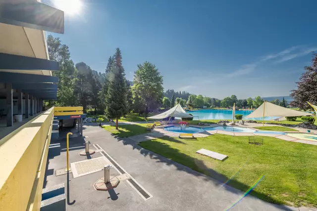 Das Bärnbacher Schlossbad zählt zu den schönsten Freibädern der Steiermark und startet am 29. Mai. | Foto: Die Abbilderei