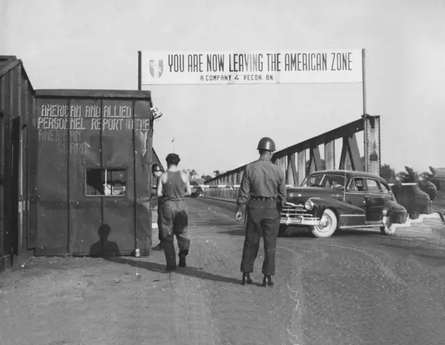 Blickrichtung Ennsdorf: "Sie verlassen die amerikanische Zone" ist bei dem amerikanischen Kontrollposten an der Ennsbrücke zu lesen.  | Foto: Fotoarchiv Museumverein Lauriacum Enns